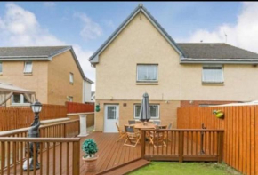 Silverburn new house with free parking and nice garden Glasgow